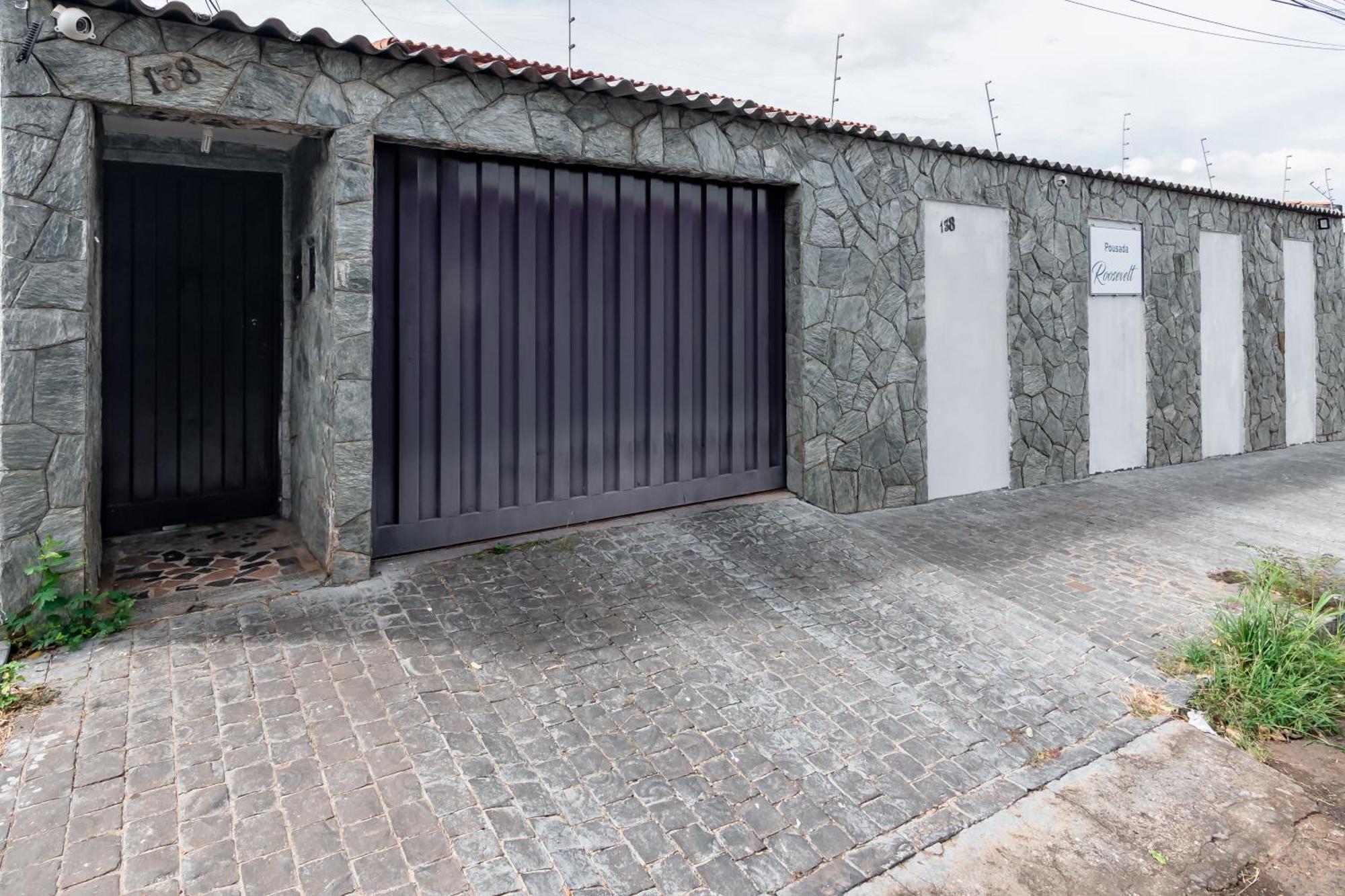 Готель Pousada Roosevelt Quarto 03 - Pousada Central Prox Rodoviaria E Dist Industrial Уберландія Екстер'єр фото